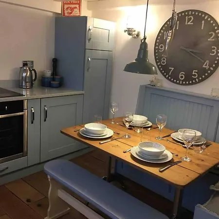 Johnny Reb In The Heart Of Apartment *